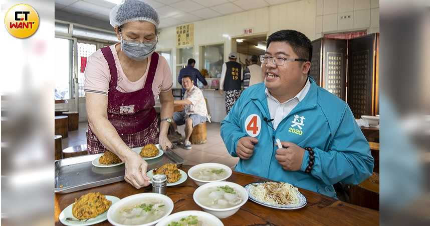 蔡易餘鍾情於嘉義縣布袋鄉的「古早味肉碟王」，大讚便宜又好吃。（攝影／宋岱融）