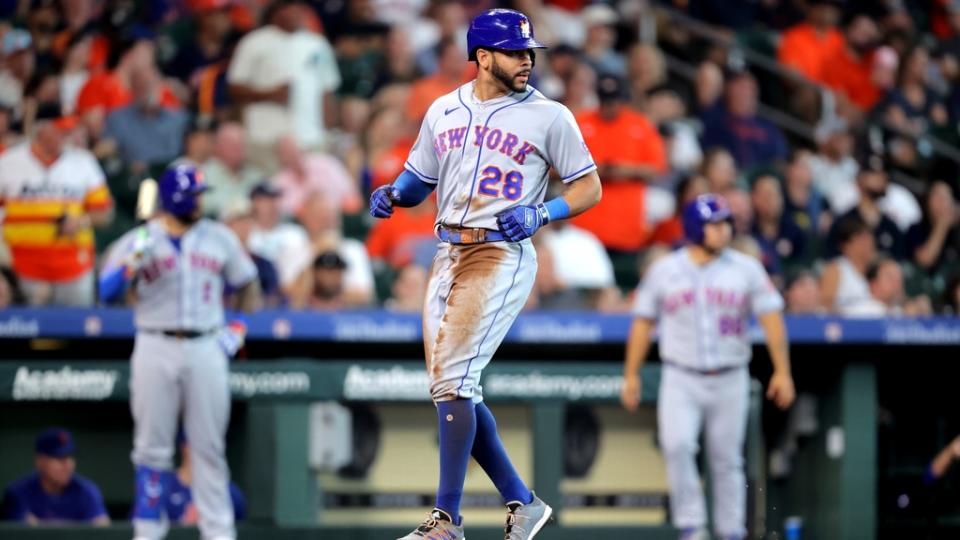 21 de junio de 2023;  Houston, Texas, Estados Unidos;  El jardinero izquierdo de los Mets de Nueva York, Tommy Pham (28), cruza el plato de home para anotar una carrera contra los Astros de Houston durante la cuarta entrada en el Minute Maid Park.