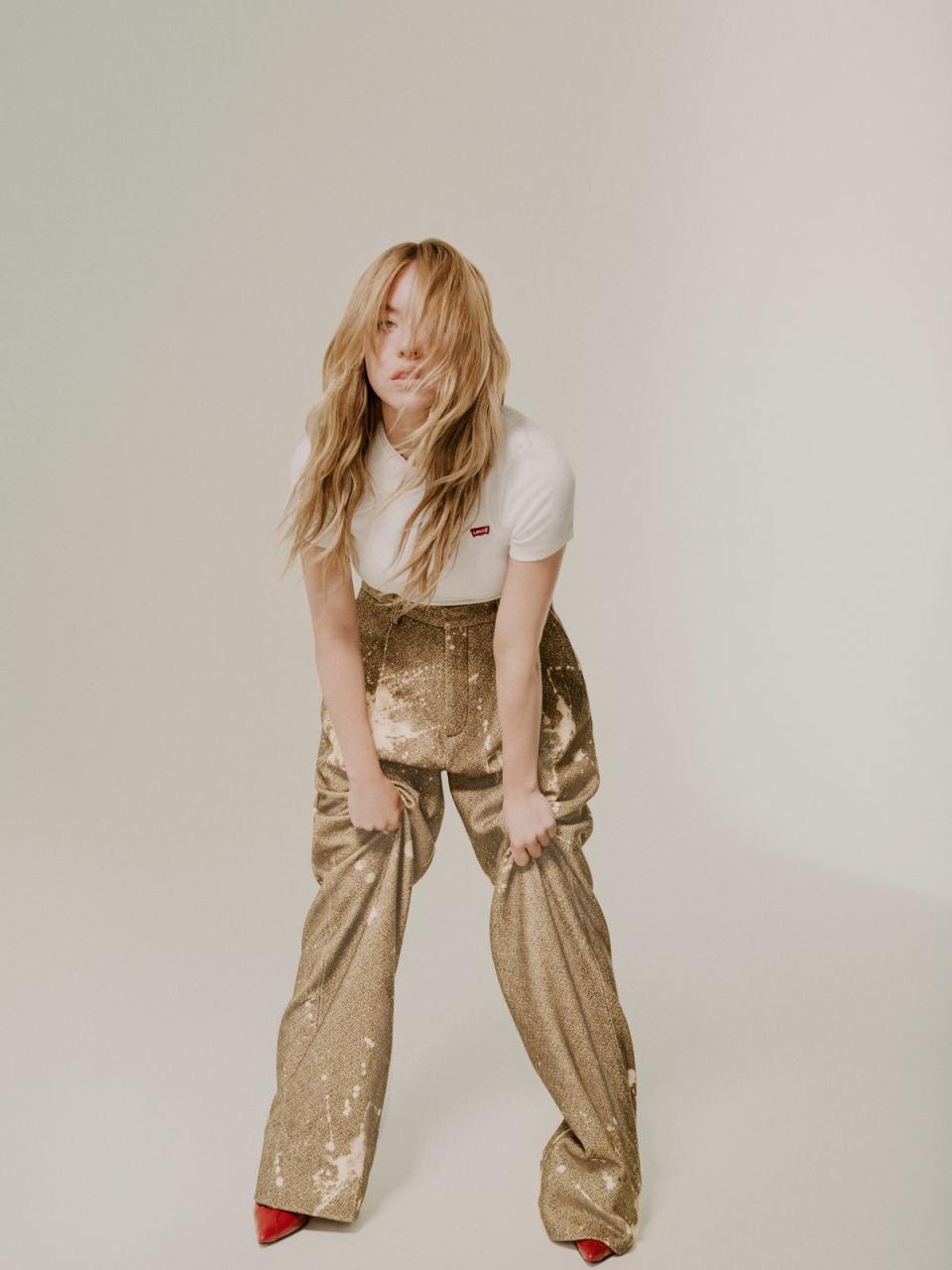 Sydney Sweeney photographed by Donavon Smallwood for ES Magazine, wearing: LEVI’S top, £27 (levis.com). R13 trousers, £1,545 (r13.com). AMI PARIS, shoes, £425 (amiparis.com) (ES Magazine)