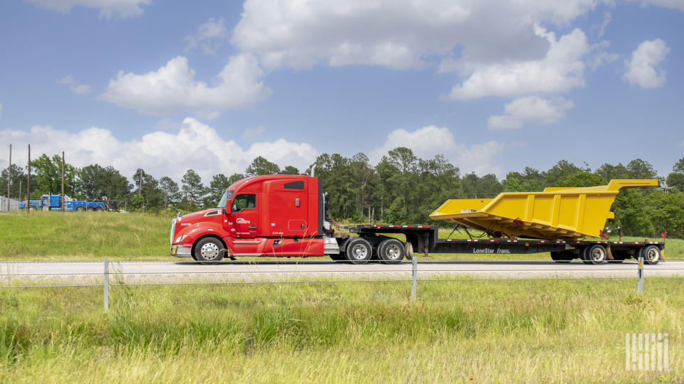 Flatbed truckload carrier Daseke posted second-quarter revenue of $407 million and earnings per share of 7 cents, year-over-year declines of 15% and 71%, respectively. (Photo: Jim Allen/FreightWaves)