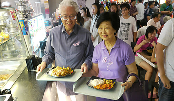 Dr Tony Tan who opted for a chicken curry dish and his wife (right), buying lunch at the NTUC Foodfare food court at Clementi Mall. (Yahoo! photo/ Faris Mokhtar)