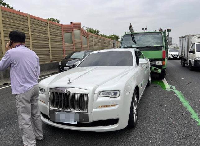 巨綠貨卡「暴衝強吻」勞斯萊斯屁股！「車主不求償」達人拍手讚：妙啊