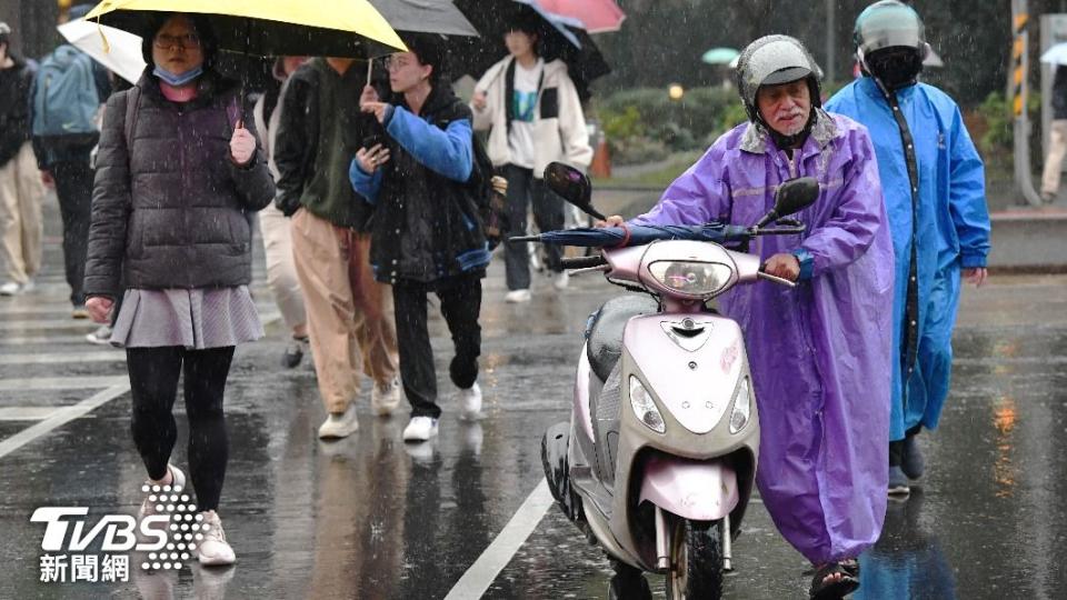 今日（25日），受鋒面影響，全台大暴雨！。（圖／胡瑞麒攝）