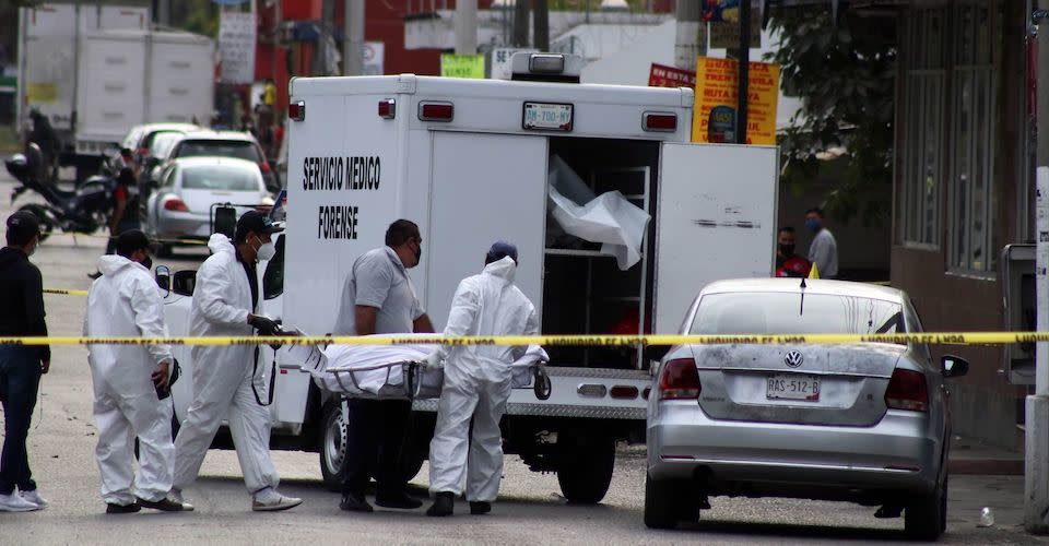 Escena de un crimen en la calle 48 norte de CIVAC, un hombre fue asesinado cuando esperaba dentro de su auto en una zona comercial.