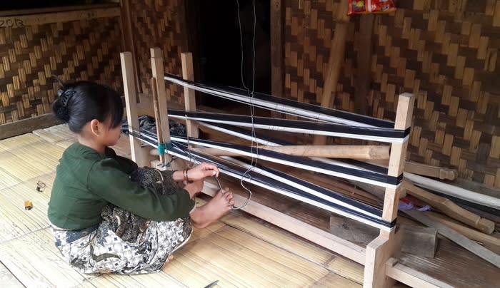 Weaving in Baduy village: The Baduns daily life is based on their natural surroundings. They harvest fruits, vegetables and rice, and also produce their own woven clothes. (