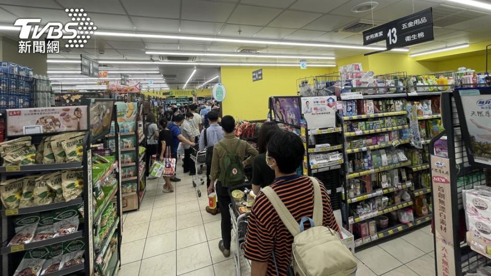 本土疫情爆發時，許多民眾前往超市或賣場搶購物資。（圖／TVBS）