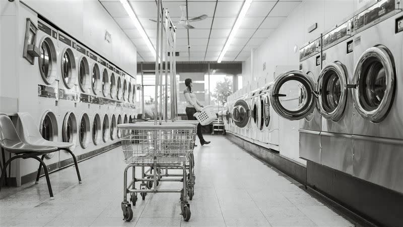 原PO發現隔壁房客用公共洗衣機洗拖把，只好到樓下自助洗衣店洗衣服，並向房東反映。（圖／翻攝自 Pixabay、爆廢公社公開版）