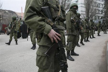 Armed servicemen stand near a Ukrainian border guard post in the Crimean town of Balaclava March 1, 2014. REUTERS/Baz Ratner