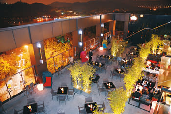 天台露天花園酒吧劃分成兩層多區，可飽覽著名廣州市肺麓湖公園景色。
