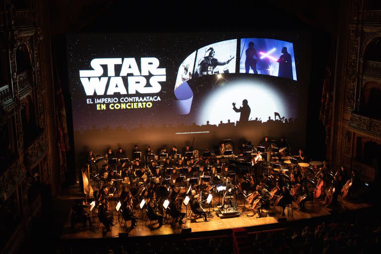 El Teatro Colón, minutos antes de que comience la proyección de Star Wars: El Imperio Contraataca, cuya banda sonora es interpretada por completo por su Orquesta Estable