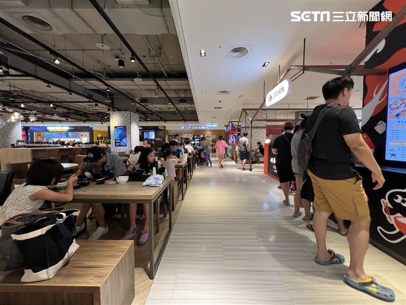 台南百貨公司美食街用餐時間湧入人潮，還有民眾在美食櫃位前排隊。（圖／記者林昱孜攝影）