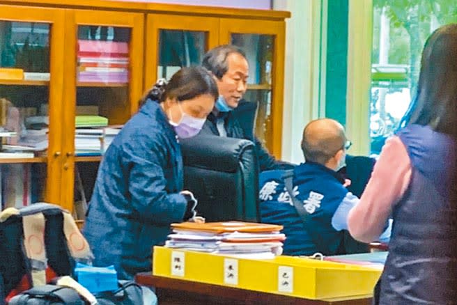 宜蘭縣政府13日遭廉政署搜索，幹員調查地政處處長室等30餘個地方，地政處長楊崇明（左二）被帶回約詢。（李忠一攝）