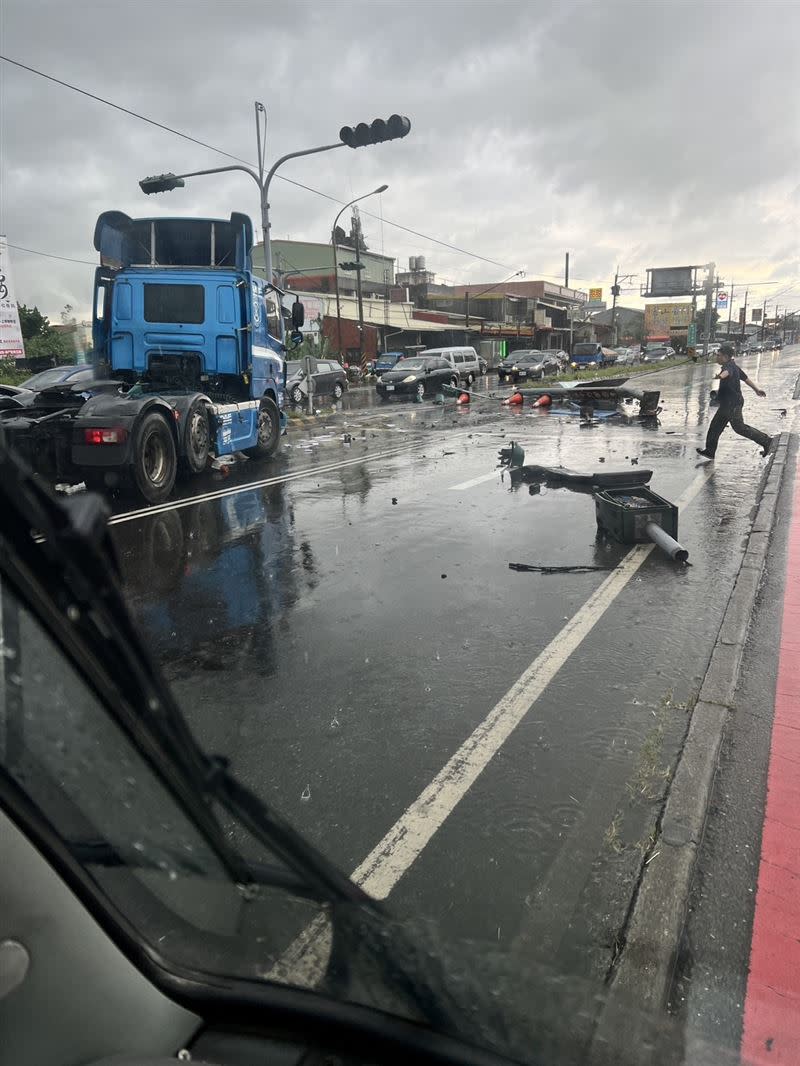 彰化溪湖交流道下方員鹿路，發生聯結車自撞事故，對向車輛遭波及1人受傷。（圖／翻攝彰化踢爆網）