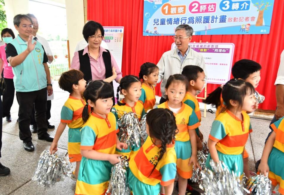 彰化縣長王惠美二十三日到彰化市大成國小關心孩子，感謝醫師、診所一起關心兒童健康。（記者曾厚銘攝）