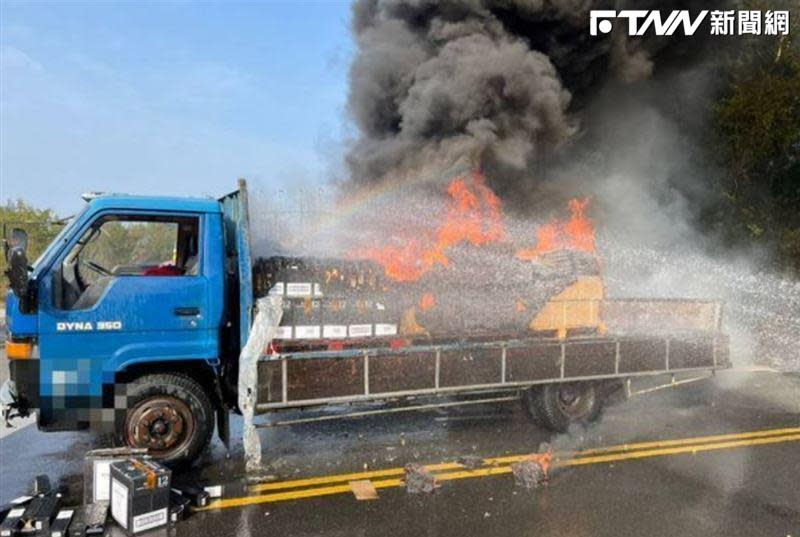 金門驚傳火燒車事故。（圖／翻攝畫面）