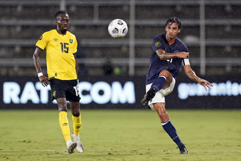 Bryan Ruiz, de Costa Rica, despeja un balón frnete a Blair Turgott, de Jamaica, en un partido de la Copa de Oro, realizado el martes 20 de julio de 2021, en Orlando, Florida (AP Foto/John Raoux)