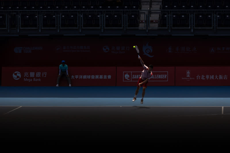 華國三太子男網賽  孟慶洋會外賽不敵日本小將 2024華國三太子國際男子網球挑戰賽12日在台北市網 球中心開戰，台灣網球選手孟慶洋（前）對上日本小 將卓特（James Kent Trotter），最終以2比6、1比6落 敗。  中央社記者翁睿坤攝  113年5月12日 