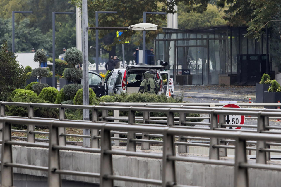 Policías y fuerzas de seguridad turcas acordonan una zona cerca de un auto tras un atentado suicida, el domingo 1 de octubre de 2023, en Ankara. (Yavuz Ozden/Dia Images vía AP)