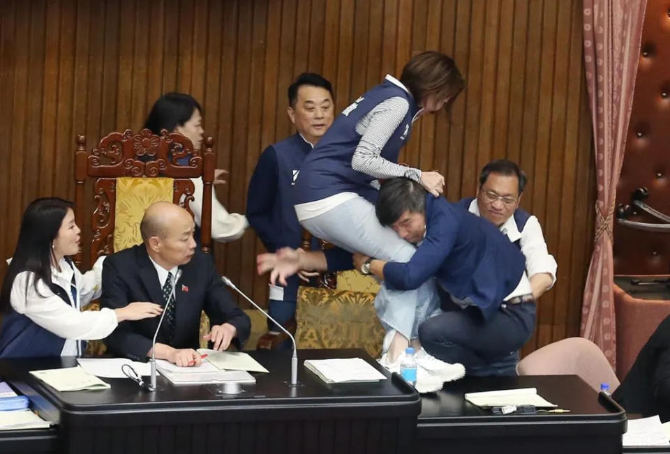 鍾佳濱突衝上主席台，一把抱住守在韓國瑜身旁的陳菁徽，並將她撲摔在地。（圖/資料照）