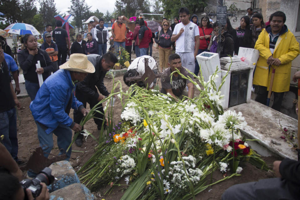 Jesús Cadena Sánchez, de 19 años, fue una de las víctimas y el martes cientos de habitantes del pueblo acompañaron el ataúd con sus restos hasta el cementerio.