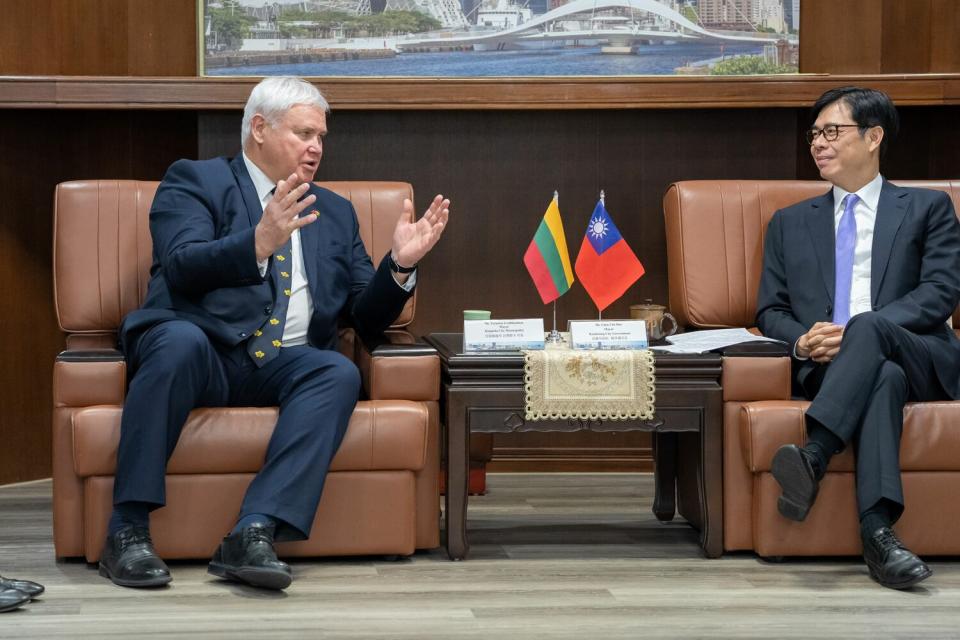 陳其邁(右)與立陶宛克萊佩達市長古勞斯卡交流城市治理經驗。&nbsp;&nbsp;&nbsp;圖：高雄市政府/提供