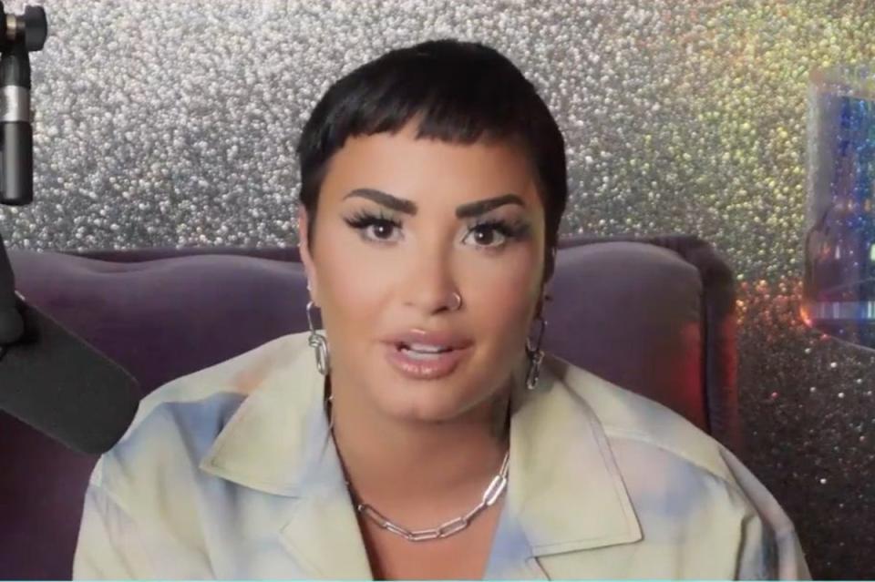 Demi Lovato comes out as non-binary in podcast series 4D (4D)