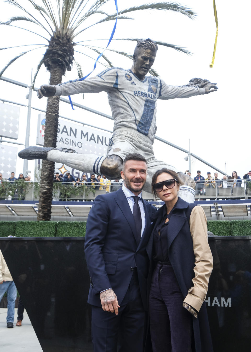 David y Victoria Beckham, durante la inauguración de una estatua del exfutbolista en California. (Foto: Ringo H.W. Chiu / AP).