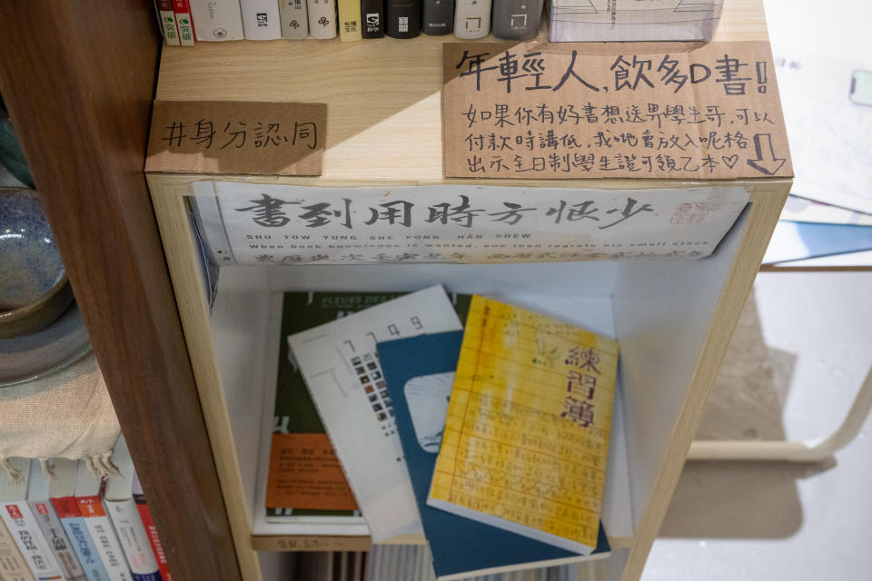 Leanne設計「年輕人，飲多啲書」計劃，顧客可以親自選購一本書籍放在特定書櫃，送給年輕人閱讀。