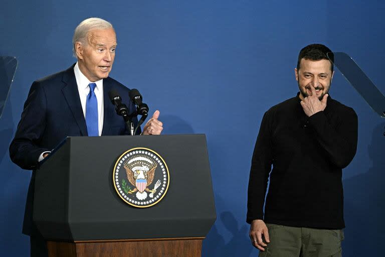 El presidente estadounidense Joe Biden se corrige a sí mismo después de presentar accidentalmente al presidente de Ucrania Volodymyr Zelensky (R) como el presidente de Rusia Vladimir Putin durante la iniciativa del Pacto de Ucrania al margen de la Cumbre de la OTAN en el Centro de Convenciones Walter E. Washington en Washington, DC, el 11 de julio de 2024.