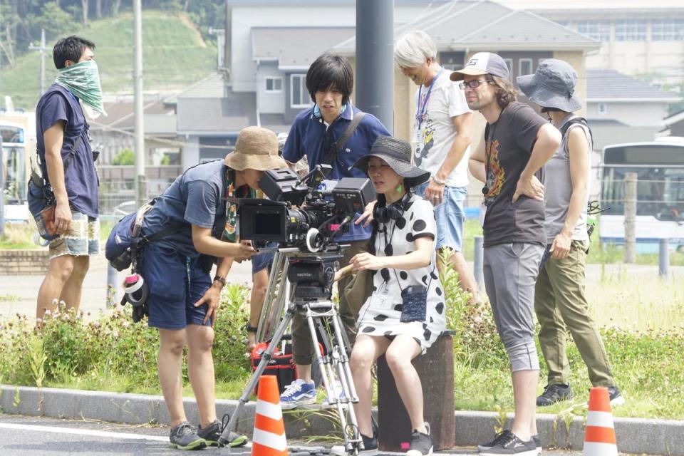 HIKARI從美國帶來工作部分團隊，和日本當地攝影師合作拍《漫畫少女愛啟蒙》。（Rabbit House提供）