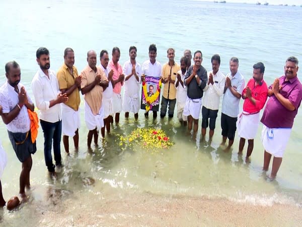 Tamil Nadu Arts and Literature Federation paid floral tribute to SP Balasubrahmanyam at Agnitheertham sea in Rameswaram on Saturday. [Photo/ANI]