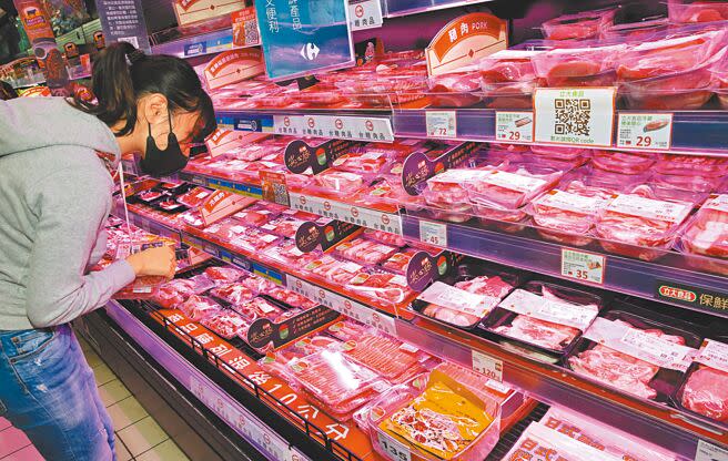 美國「2024年各國貿易障礙報告」點名台灣有兩項技術性貿易障礙，對此，藍白立委皆批評，執政黨緊抱美國大腿，呼籲仍要有貿易準則，否則有失民心。圖為民眾在賣場不含萊克多巴胺專區選購豬肉品。（本報資料照片）