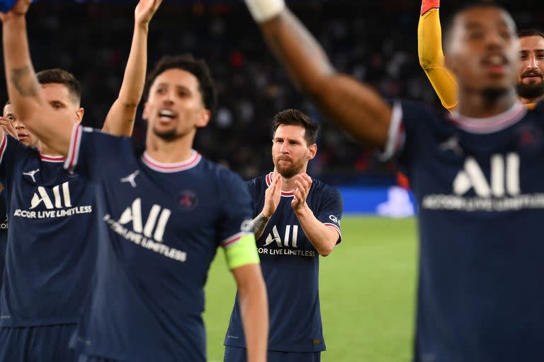 El delantero argentino del Paris Saint-Germain Lionel Messi celebra con sus compañeros de equipo al final del partido de fútbol del grupo A de la primera ronda de la UEFA Champions League entre el Paris Saint-Germain (PSG) y el Manchester City, en el Parc des Princes, en París, el 28 de septiembre. 2021.