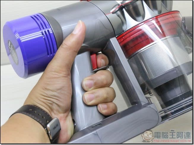 Dyson V8 Fluffy開箱評測體驗新一代設計超強續航噪音減半的多功能無線吸塵器