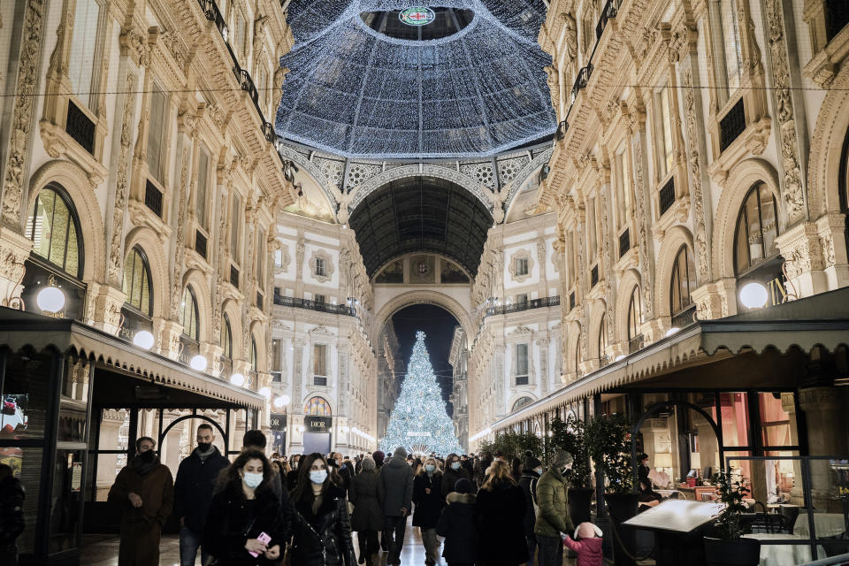 Compras navideñas en Milán, Italia, el año pasado. (Alessandro Grassani/The New York Times)