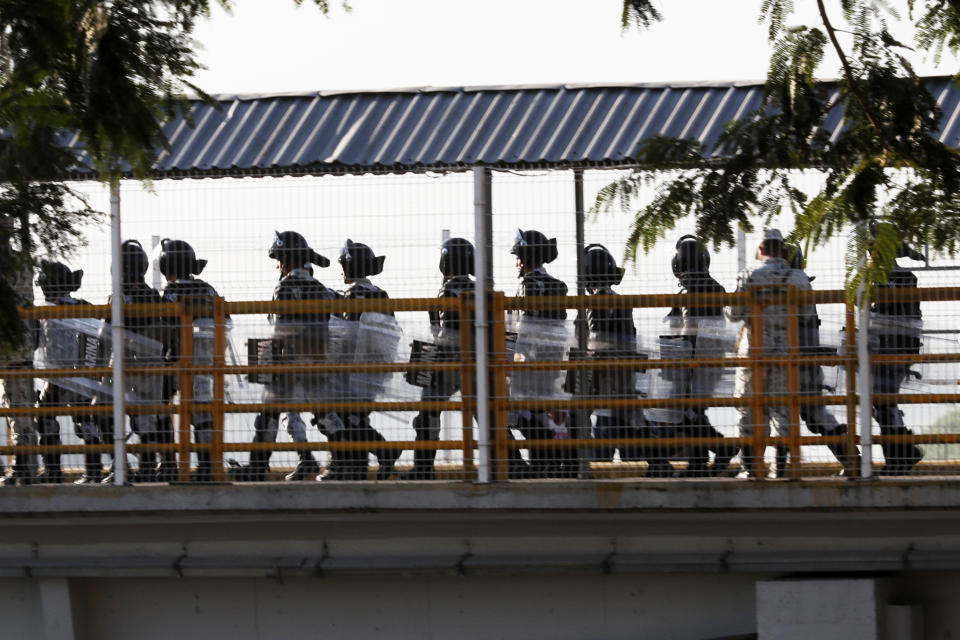 Mexican National Guardsmen arrive to the Suchiate River in Ciudad Hidalgo, on the Mexican border with Guatemala, Sunday, Jan. 19, 2020. Mexican authorities have closed a border entry point in southern Mexico after thousands of Central American migrants tried to push across a bridge between Mexico and Guatemala. (AP Photo / Marco Ugarte)