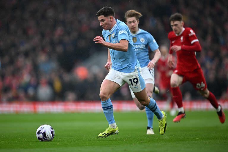 Julián Álvarez conduce la pelota; la Araña jugó de extremo izquierdo, sin mucha incidencia en el ataque de Manchester City