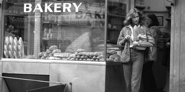 <p>Lauren Hutton leaves a bakery in New York in March 1977. </p>