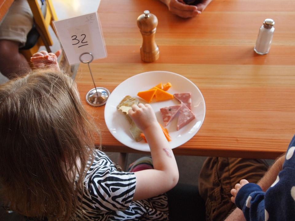 Acudir con niños a un restaurante exige una cuidadosa preparación. Foto: EdMontez / Pixabay