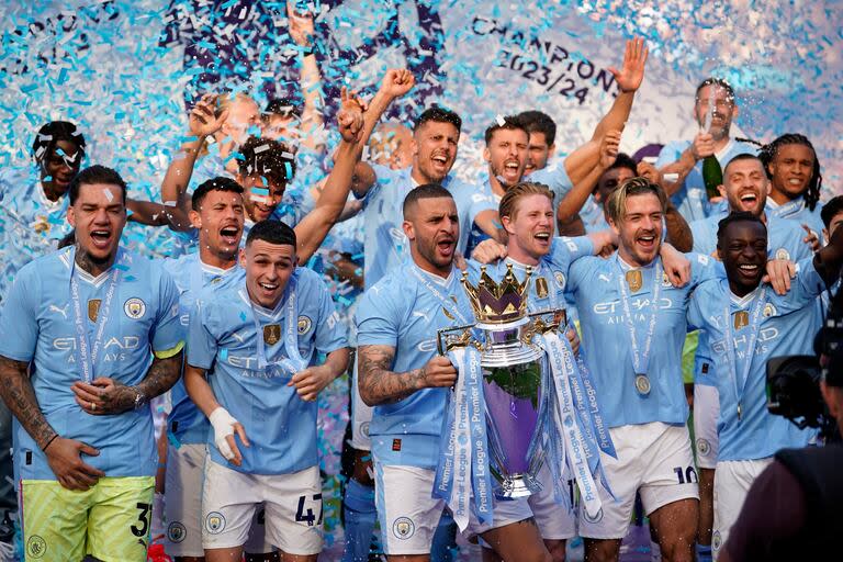 Manchester City sigue acumulando títulos en la Premier League, mientras se lo acusa de 