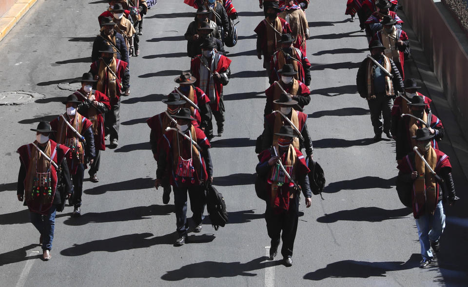 Indígenas aymara marchan contra la implementación del gobierno de clases virtuales en el país como medidas de precaución contra el nuevo coronavirus en La Paz, Bolivia, el miércoles 8 de julio de 2020. (AP Foto/Juan Karita)