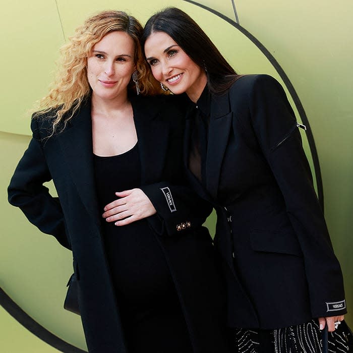 Demi Moore y su hija Rumer Willis, luciendo su embarazo