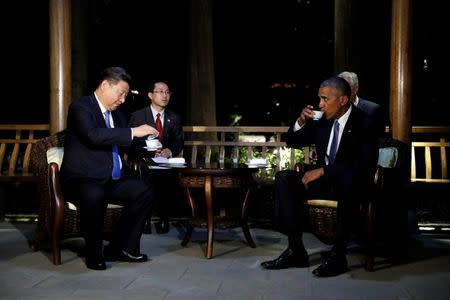 U.S. President Barack Obama and Chinese President Xi Jinping drink tea at a pavillion, at West Lake State Guest House in Hangzhou, in eastern China's Zhejiang province, September 3, 2016. REUTERS/Carolyn Kaster/Pool