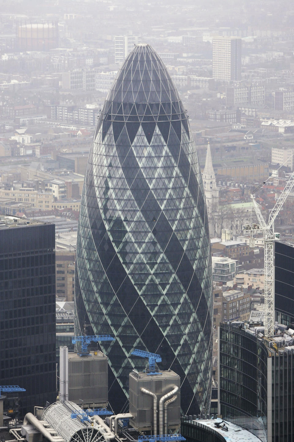 <b>La torre Gherkin </b><br> La futurista torre de <a href=" http://es.tendencias.yahoo.com/blogs/tendencias-en-yahoo/vanity-fair-elige-el-p%C3%B3dium-los-m%C3%A1s-elegantes-115929323.html" data-ylk="slk:Sir Norman Foster;elm:context_link;itc:0;sec:content-canvas;outcm:mb_qualified_link;_E:mb_qualified_link;ct:story;" class="link  yahoo-link"> Sir Norman Foster </a> es conocida como “El pepinillo”. Tiene 41 pisos de oficinas con una fachada de cristal transparente anillado con un espiral en negro.