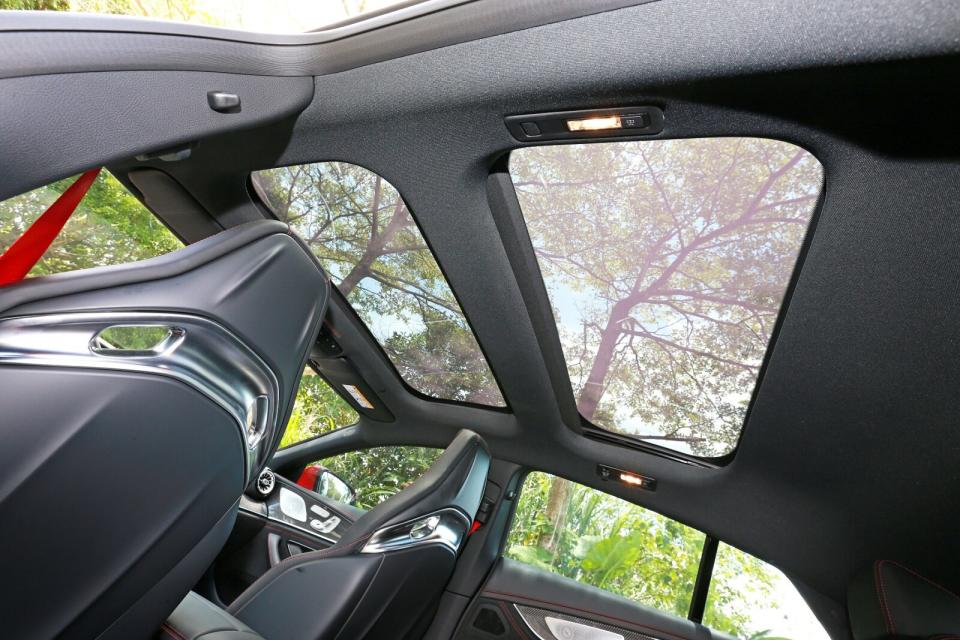 小改款新車標配前座電動天窗，選配全景式樣後則可讓後座乘客一同享受更開闊明亮的座艙氛圍。