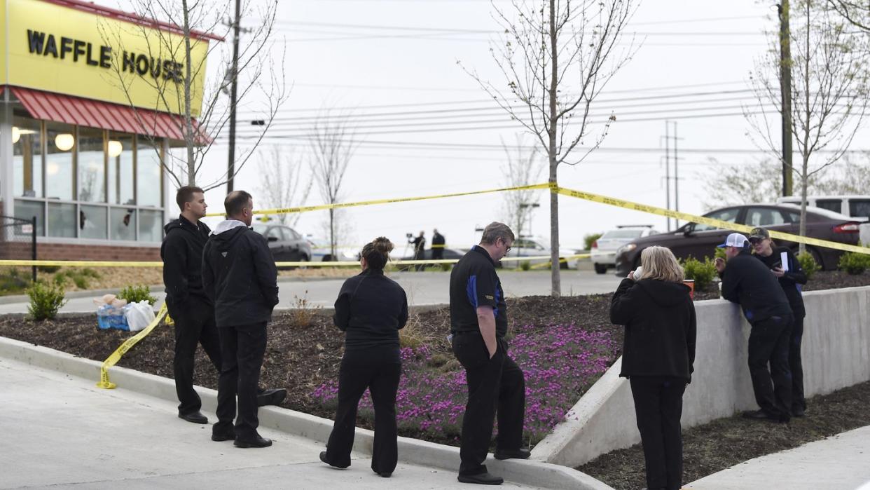 Die Polizei sperrt rund um das Restaurant «Waffle House» den Tatort ab. Foto: George Walker Iv/The Tennessean/AP