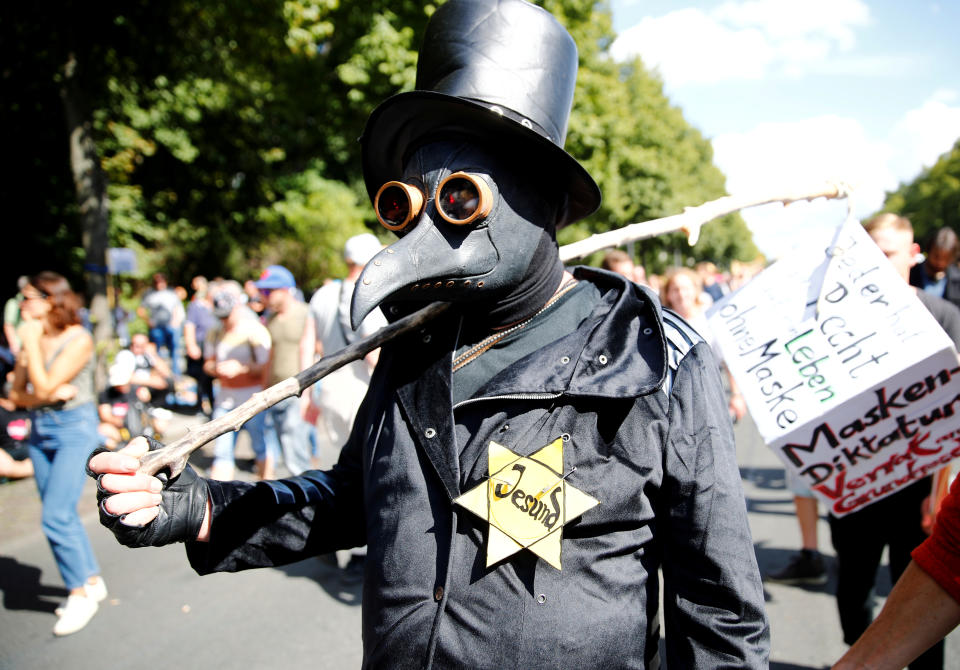 Auf den Corona-Demos tauchen immer wieder antisemitische Bezüge auf (Bild: Reuters/Axel Schmidt)