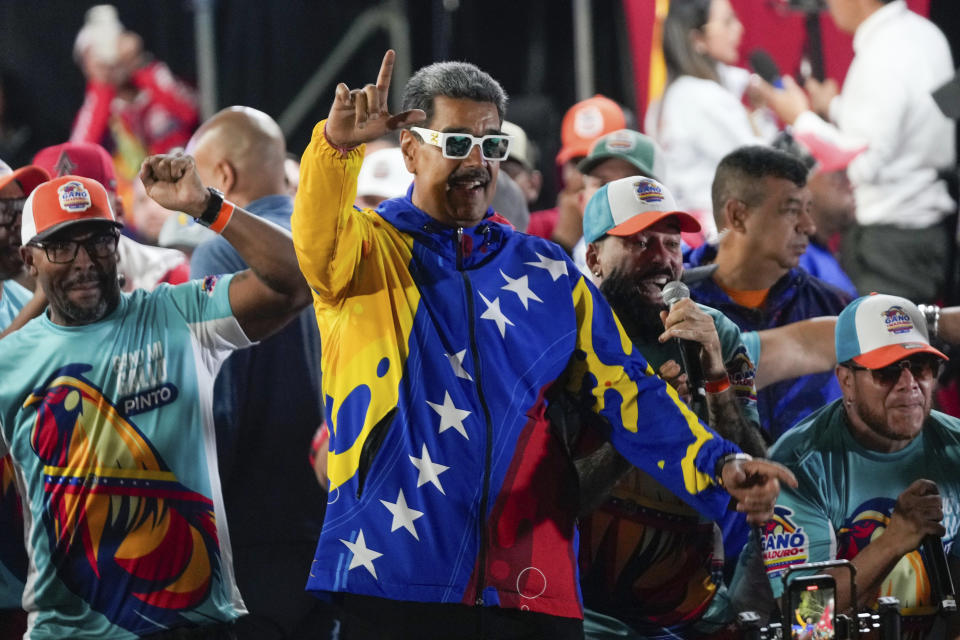 El presidente Nicolás Maduro baila frente al palacio presidencial de Miraflores después de que las autoridades electorales lo declararan ganador de las elecciones presidenciales en Caracas, Venezuela, el lunes 29 de julio de 2024. (AP Foto/Fernando Vergara)