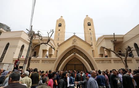 Al menos 36 personas murieron y más de 100 resultaron heridas el Domingo de Ramos por dos ataques con bomba en sendas iglesias coptas, cuya comunicad religiosa se ha convertido en objeto de ataque de islamistas militantes islamistas. En la foto, un grupo de personas delante de la iglesia copta en Tanta tras la explosión el 9 de abril de 2017 REUTERS/Mohamed Abd El Ghany