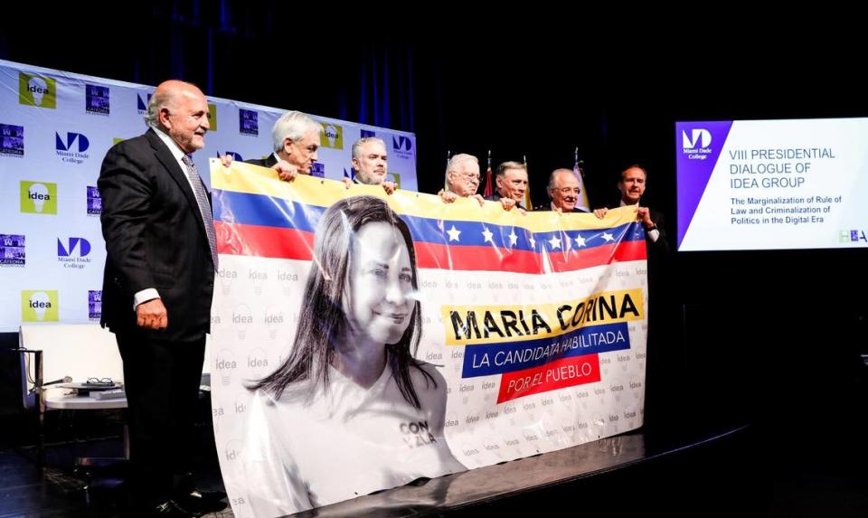 Dr. Nelson J. Mezerhane, editor de Diario Las Américas y presidente de Grupo IDEA; Sebastián Piñera (Chile); Iván Duque (Colombia); Miguel Ángel Rodríguez (Costa Rica); Jamil Mahuad (Ecuador); Asdrúbal Aguiar, director de la Cátedra de Democracia, Estado de Derecho y Derechos Humanos y secretario del Grupo IDEA; y Jorge Tuto Quiroga (Bolivia) muestran su apoyo a la líder opositora venezolana María Corina Machado en el VIII Diálogo Presidencial del Grupo IDEA en el Miami Dade College.